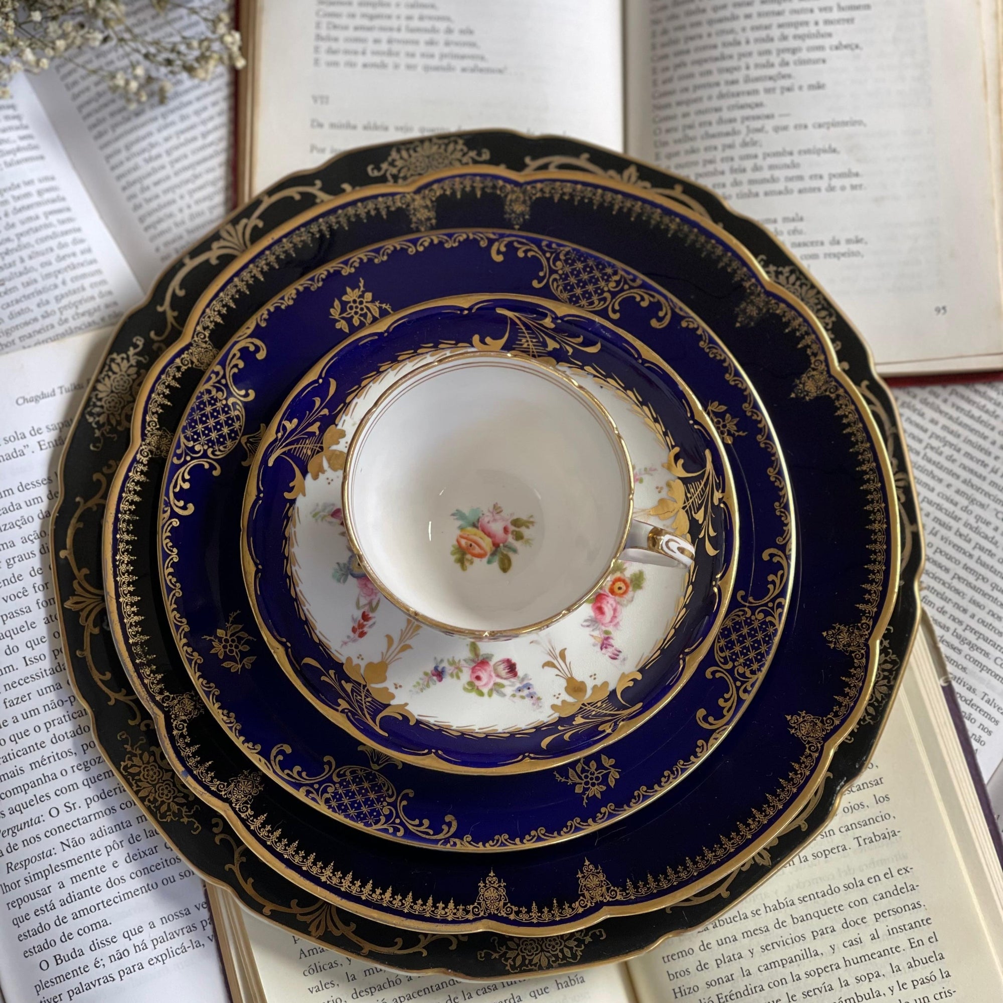 Composição de Pratos &amp; Xícara para chá