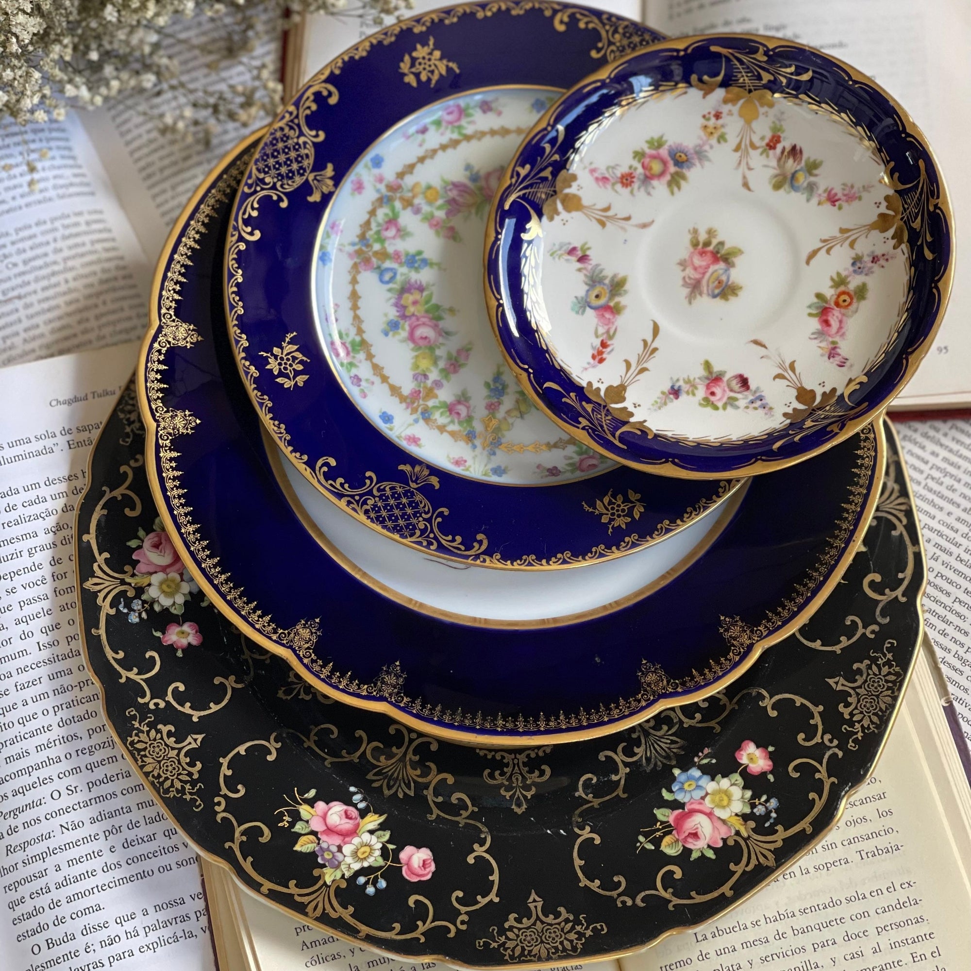 Composição de Pratos &amp; Xícara para chá