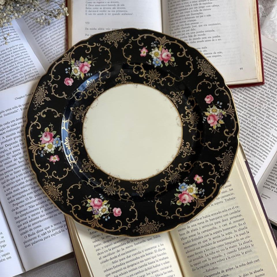 Composição de Pratos &amp; Xícara para chá