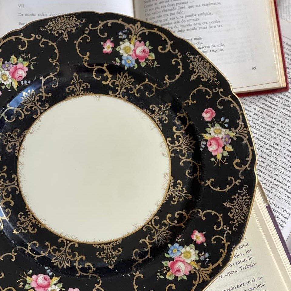 Composição de Pratos &amp; Xícara para chá