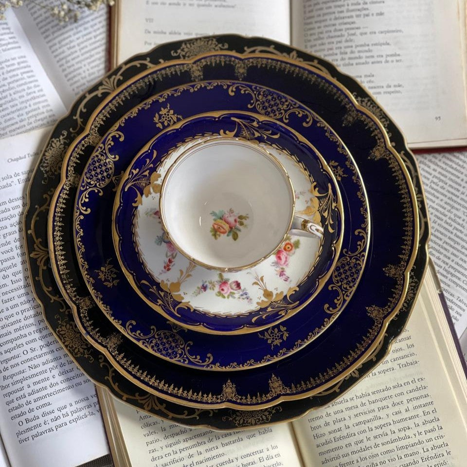 Composição de Pratos &amp; Xícara para chá