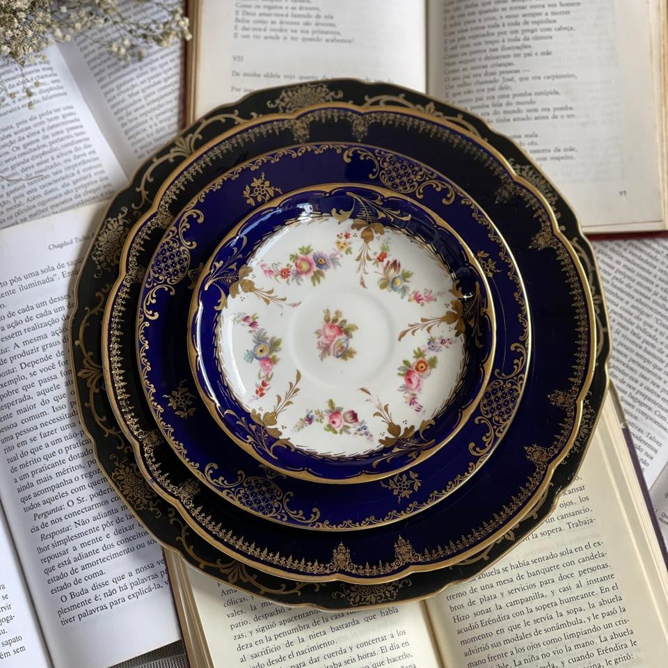 Composição de Pratos &amp; Xícara para chá