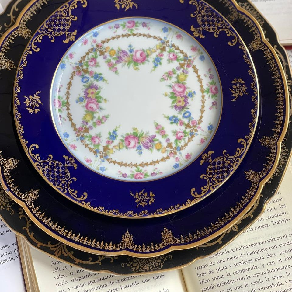 Composição de Pratos &amp; Xícara para chá