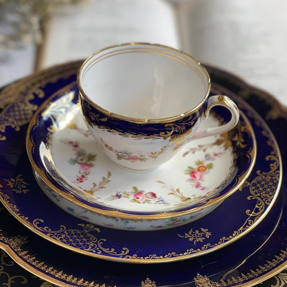 Composição de Pratos &amp; Xícara para chá